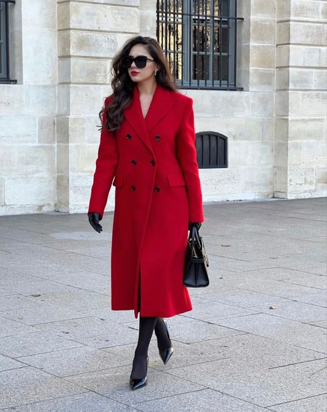 Winter Outfits For Vacation, Red Gloves Outfit, Red Wool Coat Outfit, Bad And Boujee Outfits, Red Winter Coat, Outfit Inspiration Women, Best Winter Outfits, Classy Outfits For Women, Boujee Outfits