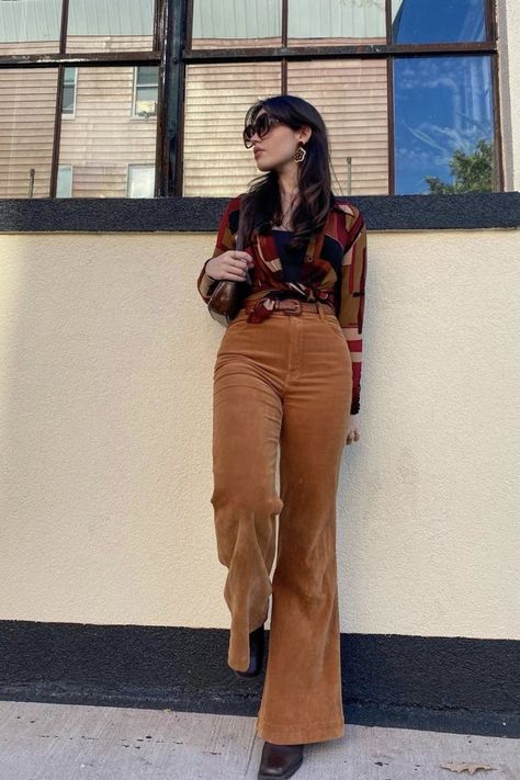 Courdory Flare Pants Outfits, Corduroy Jeans Outfit, Courdory Pants Outfits, Brown Flare Pants Outfit, Tan Pants Outfit, Brown Jeans Outfit, Flares Outfit, Brown Flare Pants, Brown Pants Outfit