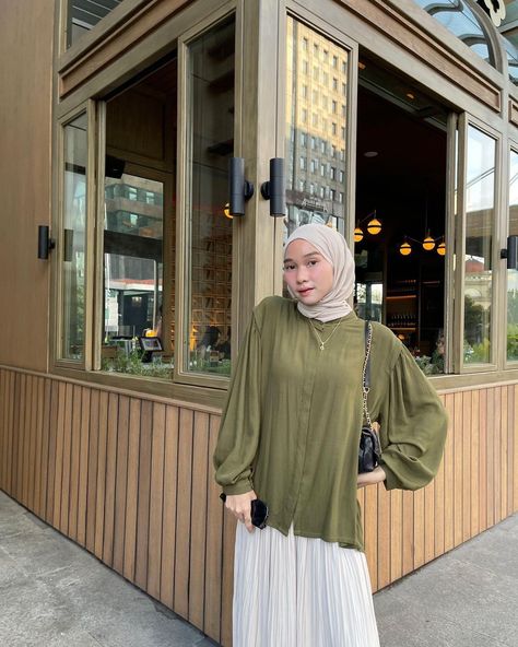 Army Green Outfit Hijab, Army Green Outfit, Army Green Blouse, Brunette Hair With Highlights, Hijab Ootd, Fashion Hijab, Muslimah Fashion Outfits, Simple Outfit, Hijabi Outfits