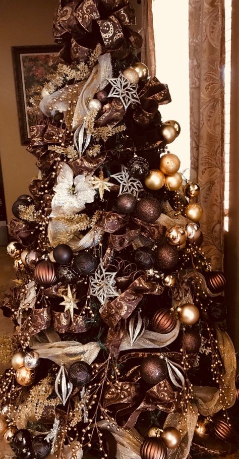 Tree decorated with brown ornaments Best Christmas Tree Decorations, Copper Christmas, Christmas Tree Decorating Themes, Elegant Christmas Trees, Black Christmas Trees, Christmas Tree Inspiration, Cool Christmas Trees, Christmas Tree Ideas, Gold Christmas Tree