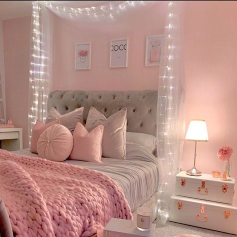 Instagram Girls Bed, Girl Room Inspiration, Future Bedroom, Pink Bedroom Decor, Teen Girl Room Decor, Bedroom Decor For Teen Girls, Simple Room, Girly Room, Girl Bedroom Designs