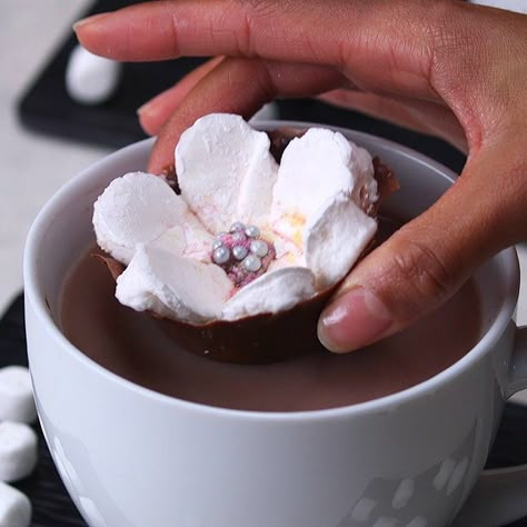 Marshmallow Flowers How To Make, Blooming Marshmallow, Marshmallow Hot Chocolate, Marshmallow Flower, Hot Chocolate Treats, Marshmallow Flowers, Diy Hot Chocolate, How To Make Marshmallows, Cronut