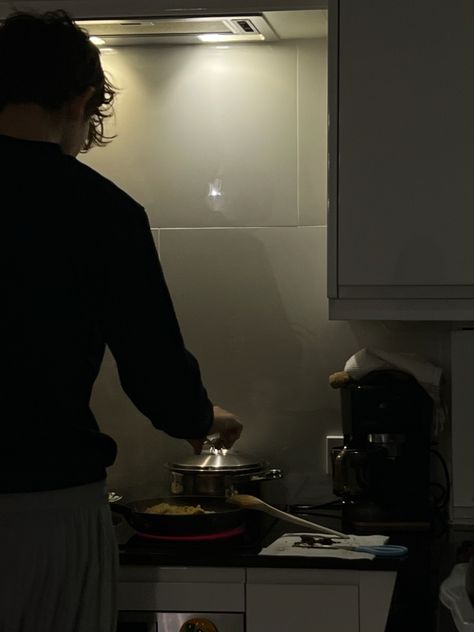 Husband And Wife Cooking Together, Bed Breakfast Aesthetic, Couples Making Breakfast, Breakfast In Bed Aesthetic, Men Cooking, Romantic Boyfriend, Couple Bed, Man Cooking, Couple Cooking