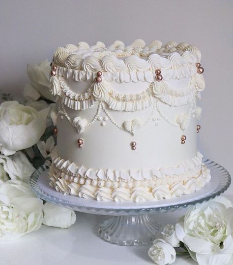 White Vintage Cake, Wedding Cake Piping, Victorian Cakes, Bolo Vintage, Vintage Birthday Cakes, Gold Birthday Cake, Cake Piping, Vintage Cakes, Surprise Wedding