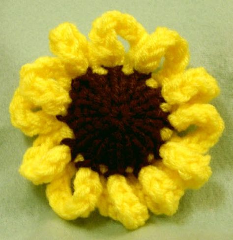 Loom Lore: Looms in bloom: loom knitting flowers Make Sunflowers, Knitting Flowers, Mini Loom, Loom Flowers, Flower Loom, Round Loom Knitting, Loom Knitting Tutorial, Loom Crochet, Loom Projects