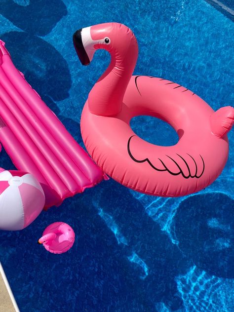 Summer Picture Poses, Pool Picture, Inflatable Pool, Summer Inspiration, Best Friend Pictures, Summer Photos, Pink Wallpaper, Summer Aesthetic, Pool Party