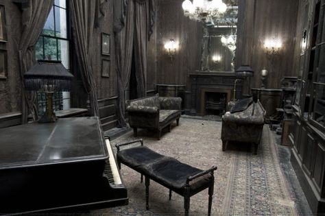 Sirius Black's Living Room 12 Grimmauld Place, Grimmauld Place, Regulus Acturus Black, Rabastan Lestrange, Wammy's House, Ancient Houses, Theme Harry Potter, Images Harry Potter, Hogwarts Aesthetic