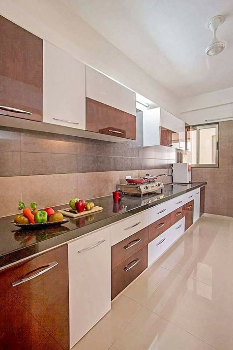 This Linear 🍽 Kitchen consists Black Granite Platform, 2 Burner Gas Stove & S.S. Single Bowl Sink. The whole Kitchen has a Combination of Brown, White & Beige Colours. Both Upper & Lower Cabinets have a Combination of White & Brown Gloss ✨ Laminate with S.S. Handles - GharPedia Modular Kitchen Cabinets Colour Combinations, Kitchen Colour Combination Ideas, Modular Kitchen Colour Combination, Kitchen Trolley Design, Linear Kitchen, Kitchen Colour Combination, Modular Kitchen Cabinets, Modern Kitchen Ideas, Kitchen Design Color