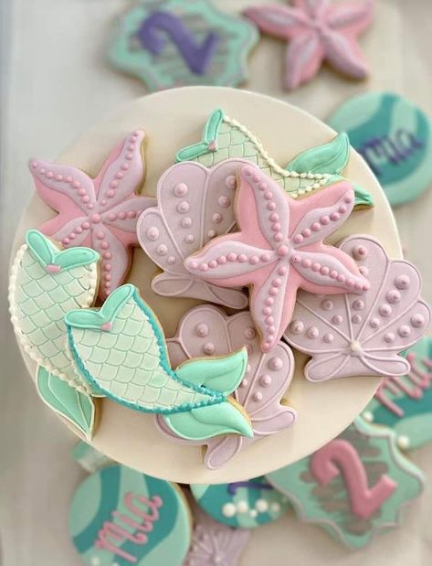 Seashell Cookies, Beach Theme Wedding Cakes, Mermaid Cookies, Ariel Party, Beach Cookies, Ocean Birthday Party, Happy Birthday Decor, Mermaid Theme Birthday Party, Mermaid Party Favors