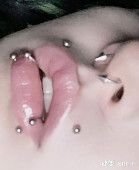 Vamp Piercing, Canine Bites, Angel Bites Piercing, Canine Bites Piercing, Piercings Aesthetic, Angel Bites, Snake Bite Piercing, Face Piercings, Cool Piercings