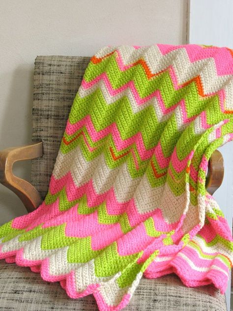 Crochet Neon Zigzag Crocheted Blanket, Confection Au Crochet, Couch Blanket, Crochet Blanket Afghan, Cute Blankets, Amman Jordan, Manta Crochet, Haken Baby, Afghan Patterns