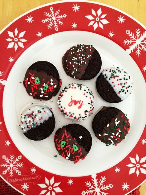 Half Chocolate Dipped OREO cookies Dipped Christmas Cookies, Oreo Bites, Oreo Treats, Oreo Cookie Recipes, Chocolate Dipped Oreo, Oreo Cookies Dipped, Christmas Sweet Treats, Christmas Buffet, Buffet Ideas