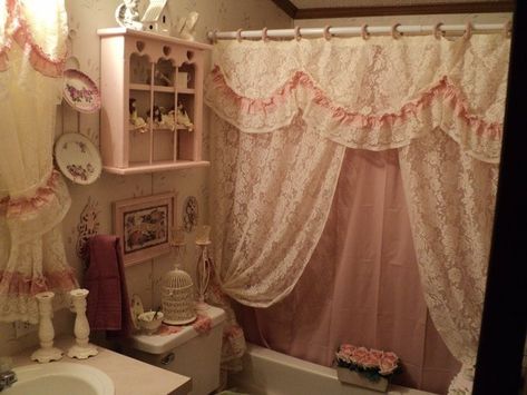 Coquette Bathroom Aesthetic, Croquette Bathroom, Cutecore Bathroom, Shabby Bathroom, Coquette Bathroom, Baños Shabby Chic, Shabby Chic Bathroom, Dream House Rooms, Pretty Room