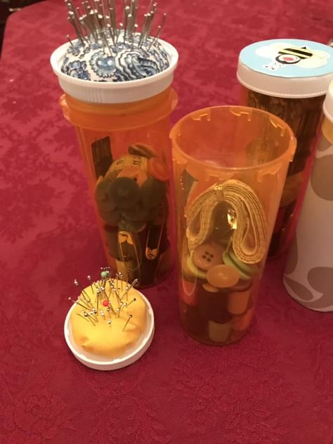 Sewing in a pill bottle Pill Bottle Sewing Kit, Pill Bottle Jewelry, Reuse Pill Bottles Ideas, Operation Christmas Child Box Ideas, Reuse Pill Bottles, Emergency Bags, Occ Crafts, Samaritans Purse, Pill Bottle Crafts