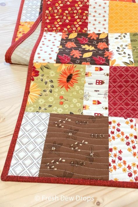 very easy charm pack squares tablerunner quilt pattern with wavy quilting Quick Quilt Patterns, Charm Pack Table Runner, Charm Pack Projects, Table Runner Quilt Pattern, Applique Table Runner, Table Runner Quilt, Charm Pack Quilt Patterns, Quilting Methods, Fall Quilt Patterns