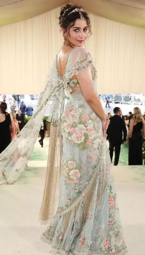 Alia Bhatt, Deepika Padukone Or Katrina Kaif, Who Wore The Floral Sabyasachi Saree Better? Saree Alia Bhatt, Alia Bhatt Met Gala, Desi Hijabi, Pretty Suits, Indian Formals, Bridal Hair Jewellery, Saree And Blouse Designs, Sabyasachi Saree, Farewell Saree