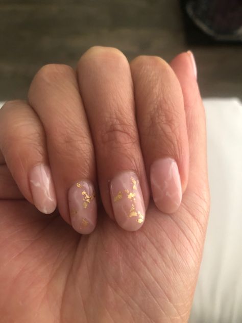 Natural Nails Gold Flakes, Foil Nails Short, Gold Fleck Nails, Rose Gold Foil Nails, Short Nails Gel, Gold Foil Nails, Rose Quartz Nails, Short Pink Nails, Nail Party