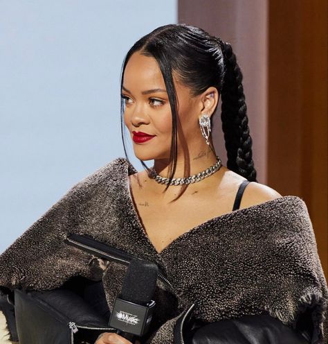 Super Bowl Hair, Rhianna Hairstyles, Fenty Highlighter, Robyn Fenty, Super Bowl Halftime Show, Super Bowl Halftime, Rihanna Hairstyles, Rihanna Outfits, Jen Jen