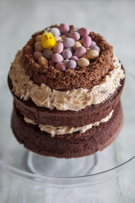 creme egg buttercream Brownie Layer Cake, Easter Nest Cake, Nest Cake, Cadbury Creme Egg, Easter Sweets, Cookie Rookie, Creme Egg, Buttercream Recipe, Creamed Eggs