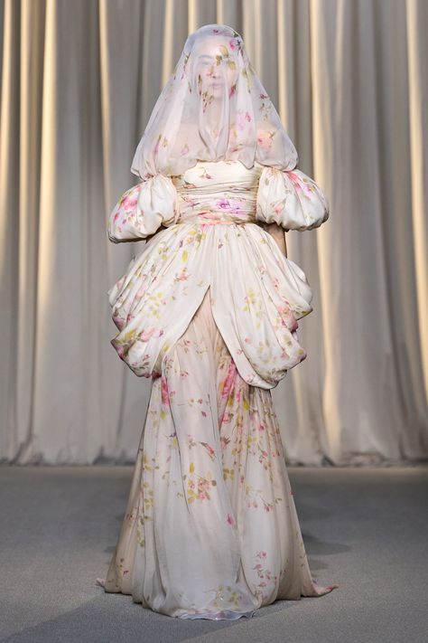 Giambattista Valli Fall 2024 Couture
https://www.vogue.com/fashion-shows/fall-2024-couture/giambattista-valli/slideshow/collection#22 Giambattista Valli 2024, Ethereal Gowns, 2024 Couture, Giambattista Valli Couture, Fall Couture, Giambattista Valli Haute Couture, Diana Fashion, Fashion Layout, Pretty Clothes