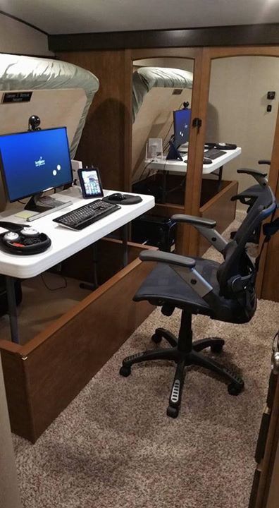 Office space in an RV 5th wheel under the bed. Genius!!! Could also build a fold/lift up perm wooden station so items don't have to be put up & down when you put the bed down. Maybe even on of those lift up coffee tables? Rangement Caravaning, Camper Hacks, Rv Homes, Trailer Living, Rv Living Full Time, Rv Storage, Camper Makeover, Camper Living, Rv Hacks