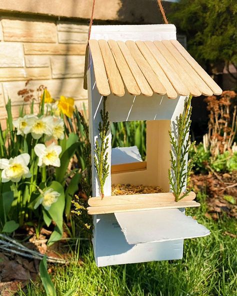 Greyson Go on Instagram: “Upcycled Milk Carton to a Bird Feeder 🐦 Been saving milk cartons with nothing in mind lol. At first I thought of just painting it for fun,…” Recycle Bird House, Recycled Bird Feeders For Kids, Coffee Can Birdhouse, Upcycle Milk Carton, Egg Carton Bird Feeder, Milk Carton Bird Feeder, Garden Upcycle, Milk Carton Crafts, Milk Jug Crafts