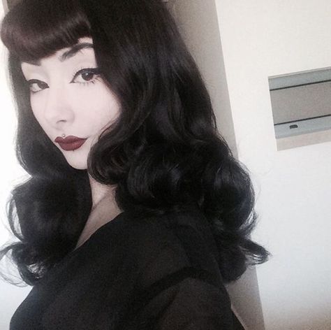 Vintage Hairstyles With Bangs, Mode Rockabilly, Goth Hair, Romantic Goth, Gothic Makeup, Goth Makeup, Goth Aesthetic, Dita Von Teese, Vintage Hair