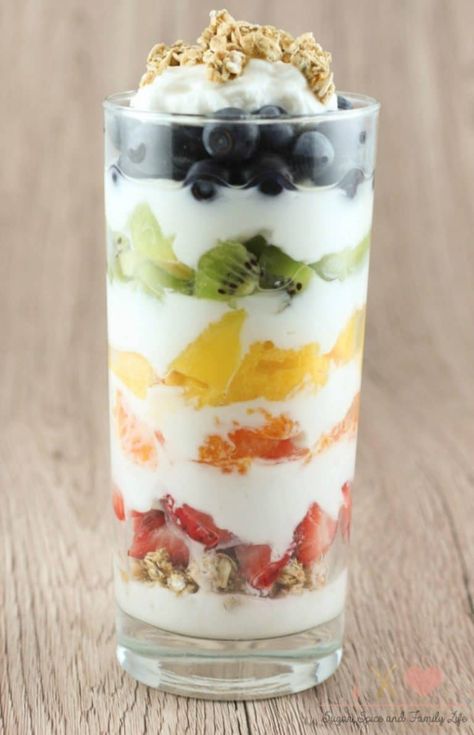 Fresh Fruit Yogurt Parfait, Yoghurt Parfaits, Healthy Yogurt Parfait, Fruit Rainbow, Pasti Fit, Yogurt Parfait Recipe, Fruit And Yogurt Parfait, Fruit And Yogurt, Yogurt Parfaits