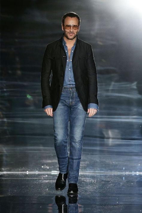 Tom Ford Rocks Double Denim at London Fashion Week Tom Ford Casual, Tom Ford Jeans, Cool Tuxedos, Denim Outfit Men, Bald Men Style, Tom Ford Men, Double Denim, Burberry Men, Raw Denim