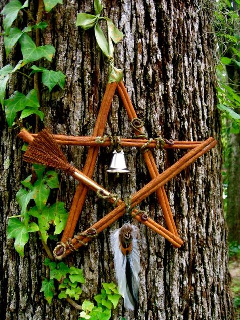 #Wicca Make a Cinnamon Stick Pentacle Soak 5 cinnamon sticks (each about the same length) overnight in warm water. In the morning, pat them dry and form them into a pentagram. The soaking will make them pliable so that as you overlap them, they will bend more easily. Hot glue the ends together and then wrap the ends also with twine or raffia and tie it off. Use extra raffia to create a loop at the top for hanging. Moldes Halloween, Wiccan Crafts, Pagan Crafts, Kitchen Witchery, Deco Nature, Witchy Crafts, Magical Life, Green Witch, Kitchen Witch