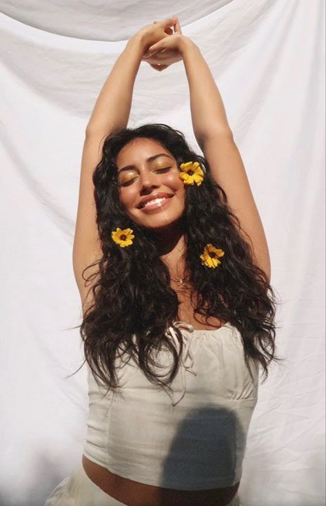 Flowers In Her Hair, Cindy Kimberly, Insta Instagram, Birthday Photoshoot, Pretty And Cute, Photoshoot Poses, My Hair, Summer Hairstyles, Healthy Hair