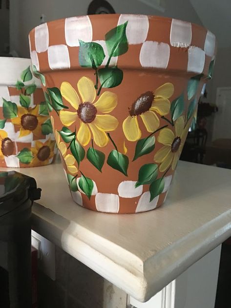 Sunflower Painted Pot, Clay Pot Ideas, Terra Cotta Pot Crafts Diy, Clay Pot Projects, Mosaic Flower Pots, Flower Pot Art, Pots Diy, Terra Cotta Pot Crafts, Flower Pot Design