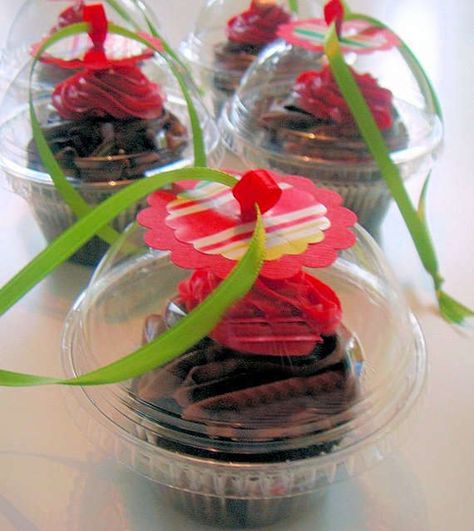 19 Diy Edible Christmas Ornaments Trendhunter Remodelaholic Cupcake Boxes Packaging, Cupcakes Flores, Cupcake Favors, Ribbon Sticker, Cupcake Packaging, Chocolate Quotes, Cupcake Container, Diy Edible, Cupcake Soap