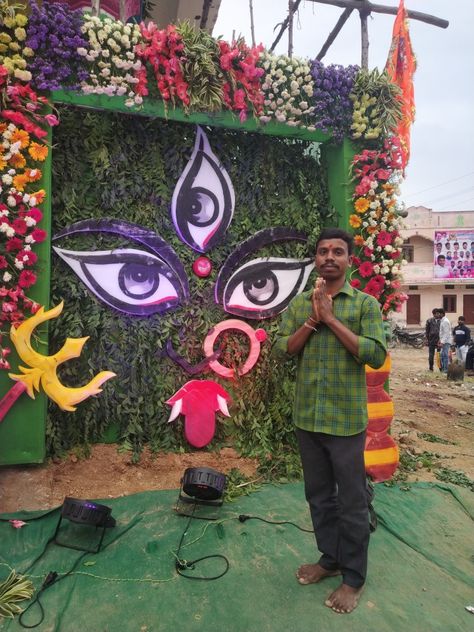 Durga Puja Backdrop Decoration, Durga Mata Decoration, Navratri Photo Booth Ideas, Happy Bonalu, Navratri Pictures, Jay Mata Di, Navratri Decoration, Stage Decoration Photos, Gauri Decoration