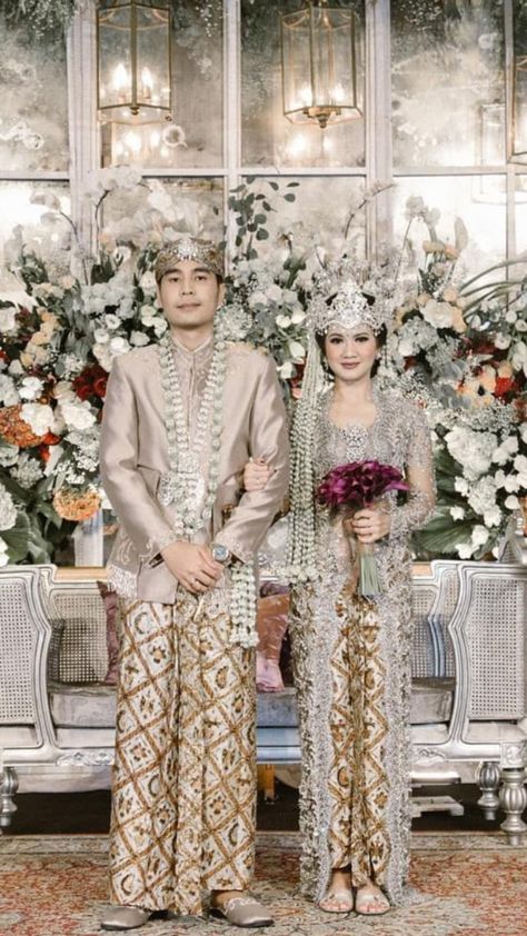 Nikah Adat Jawa, Sundanese Wedding, Siger Sunda, Pose Pengantin, Javanese Wedding, Kebaya Wedding, Wedding Wishlist, Nikah Dress, Wedding Photo Studio