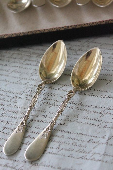 Silver Spoon Aesthetic, Wedding Silverware, Luxury Cutlery, Dining Etiquette, Antique Aesthetic, Antique Silverware, Vintage Cutlery, Table Setting Decor, Silver Decor