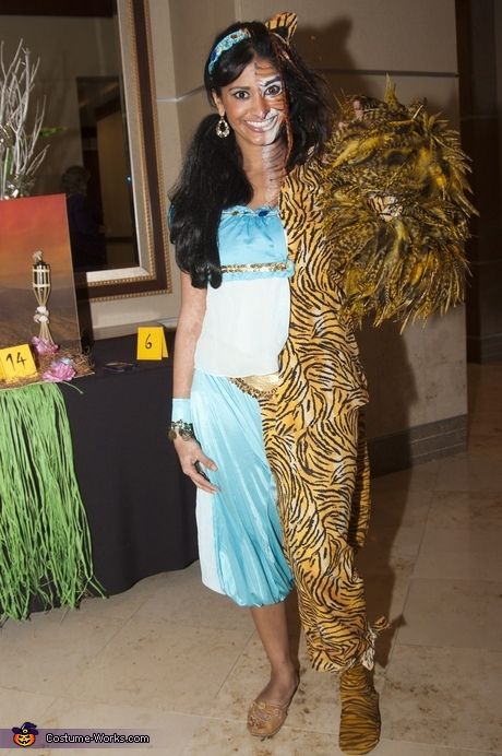 Princess Jasmin and Tiger - outstanding Halloween costume idea! Jasmine And Tiger, Uhura Costume, Starbucks Costume, Movies Ideas, Halloween Costumes Group, Modest Halloween Costumes, Diy Group Halloween Costumes, Halloween Costumes Women Creative, Punny Halloween Costumes