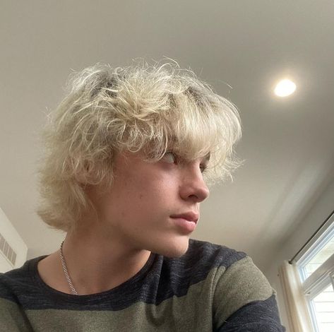 Grey Hair Boy, Hommes Grunge, Platinum Blonde Hair Men, Noah Czerny, White Hair Men, Boy With White Hair, Bleached Hair Men, Men Blonde Hair, Blonde Dye