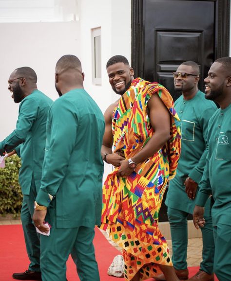 Kente Dress Ghana Traditional Weddings, Men Wedding Wear, Ghana Traditional Wedding, Wedding Guest Outfit Men, Ghana Culture, Men African Fashion, Ghanaian Wedding, African Wear For Men, Kente Fabric