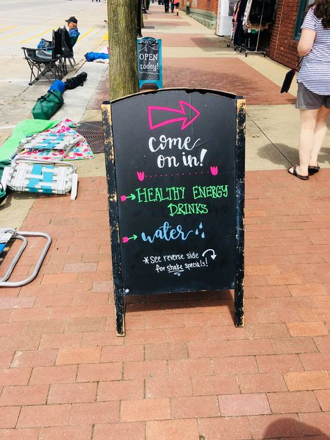 Herbalife Chalkboard Ideas, Healthy Shake, Healthy Energy Drinks, Nutrition Club, Chalk Marker, Sandwich Board, Chalkboard Ideas, Black Board, Herbalife Nutrition