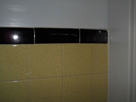 Paint color for a bathroom with old yellow Yellow Tile Bathroom Ideas, Yellow Tile Bathroom, Yellow Bathroom Tiles, Black Tile Bathrooms, Yellow Bathroom Decor, White Bathroom Decor, Tiles For Bathroom, Old Bathroom, Laundry Shop