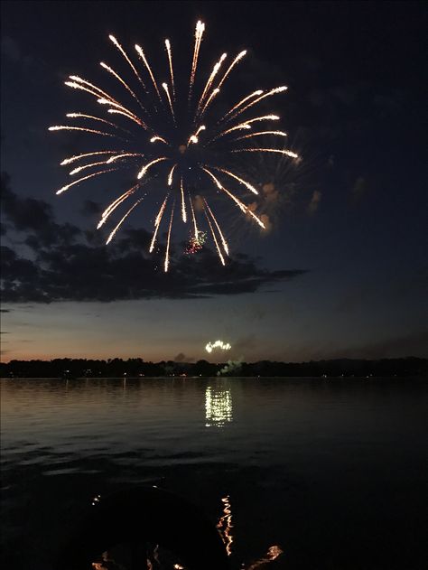 Fire Works Aesthetic, Firework Pics, Beach Fireworks, Summer Fireworks, Fireworks Pictures, Fire Works, Aesthetic Japan, Let's Have Fun, Sunset Sky