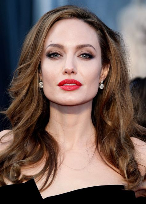 The Bohemian Archetype, Angelina Jolie Daughter, Angelina Jolie Makeup, Emma Frost Cosplay, Middle Aged Actresses, Aries Sun, Angelina Jolie Style, Hair Color Light Brown, Emma Frost