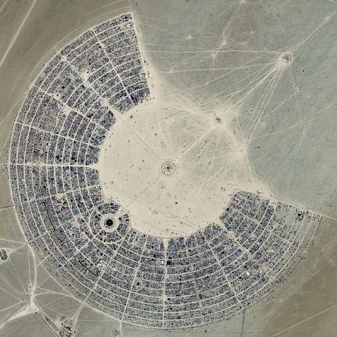 this is the burning man village from the air it looks amazing Burning Man Style, Burning Man Art, Burning Men, Black Rock Desert, Desert Area, Black Rock City, Rock City, Burning Man Festival, Aerial Photo