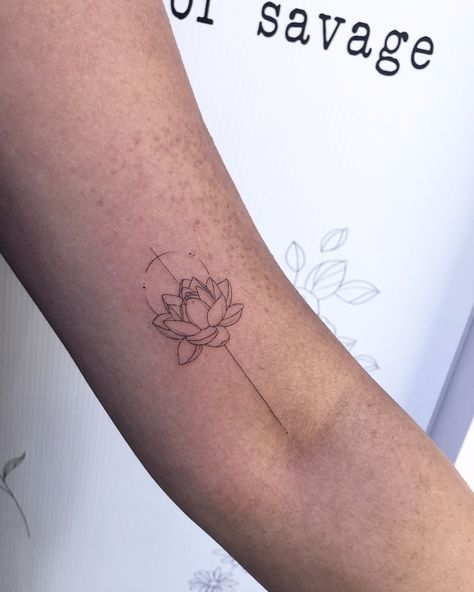 Line Tattoo Floral, Waterlilly Tattoo, Simple Lotus Tattoo, Lotus Flower Tattoos, Lotusblume Tattoo, Dna Tattoo, Tattoo Floral, Single Needle Tattoo, Unalome Tattoo