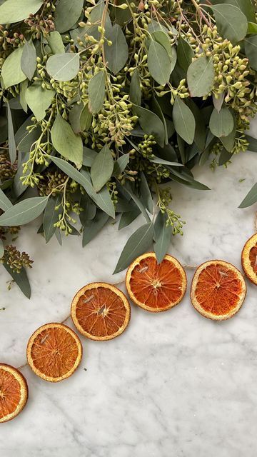 Eucalyptus Diy, Diy Place Settings, Dried Orange Garland, Cut Orange, Home Design Diy, Dried Orange Slices, Dried Oranges, Orange Garland, Diy Garland