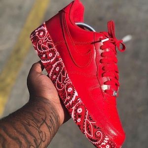 Red Bandana Shoes, Trap Fashion, Red Nike Shoes, Nike Shoes Women Fashion, Custom Sneakers Diy, Nike Fashion Shoes, Baby Nike, All Nike Shoes, Nike Air Shoes