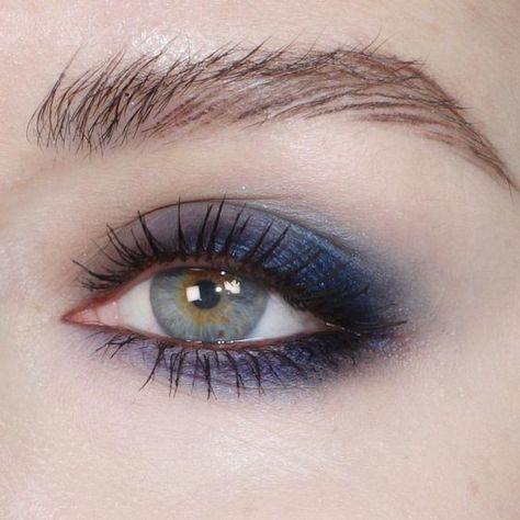 navy shadow Eye Makeup Looks, Beauty Make-up, Makeup Hacks, Light Eyes, Blue Eyeshadow, Blue Makeup, Blue Eye, Light Makeup, Blue Eye Makeup