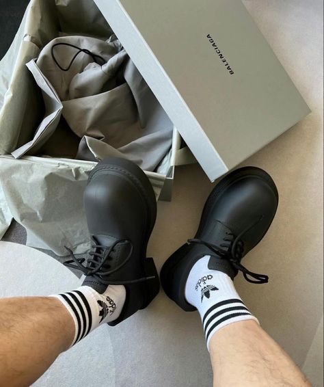 Balenciaga Derby, Balenciaga Shoes Mens, All Black Fashion, Shoe Wishlist, Shoes Too Big, Body Reference Poses, Shoe Bags, Balenciaga Shoes, Dressed To Kill