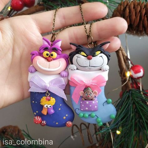 Lucifer Cinderella, Peppermint Christmas, Geek Crafts, Polymer Clay Christmas, Hello Kitty Christmas, Painted Christmas Ornaments, Polymer Clay Diy, Polymer Crafts, Kawaii Chibi